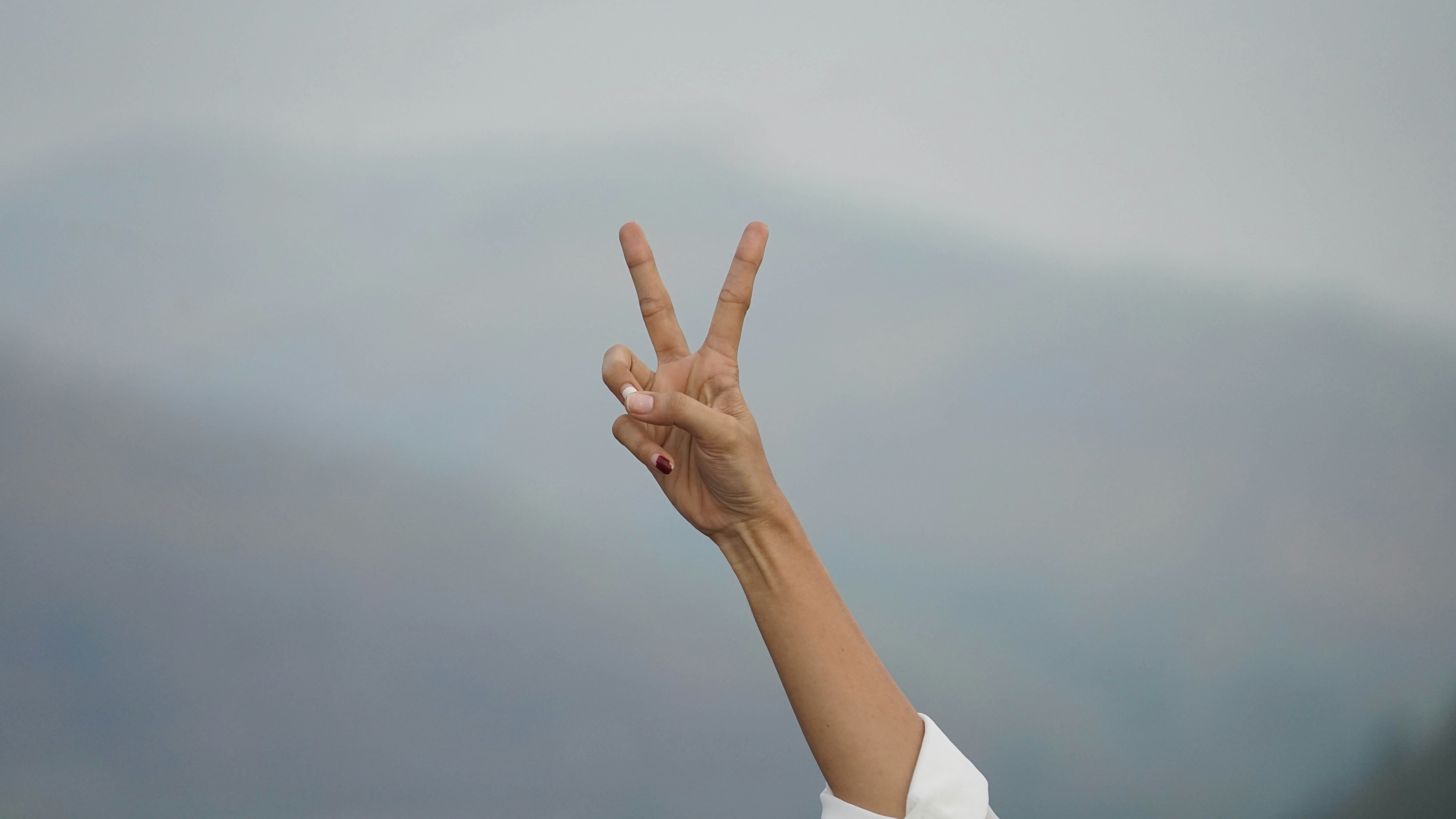 手でピースサインを作る人