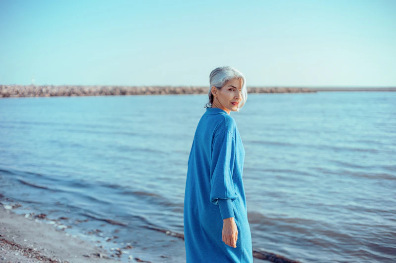 Sugar Mommy en la playa junto al agua