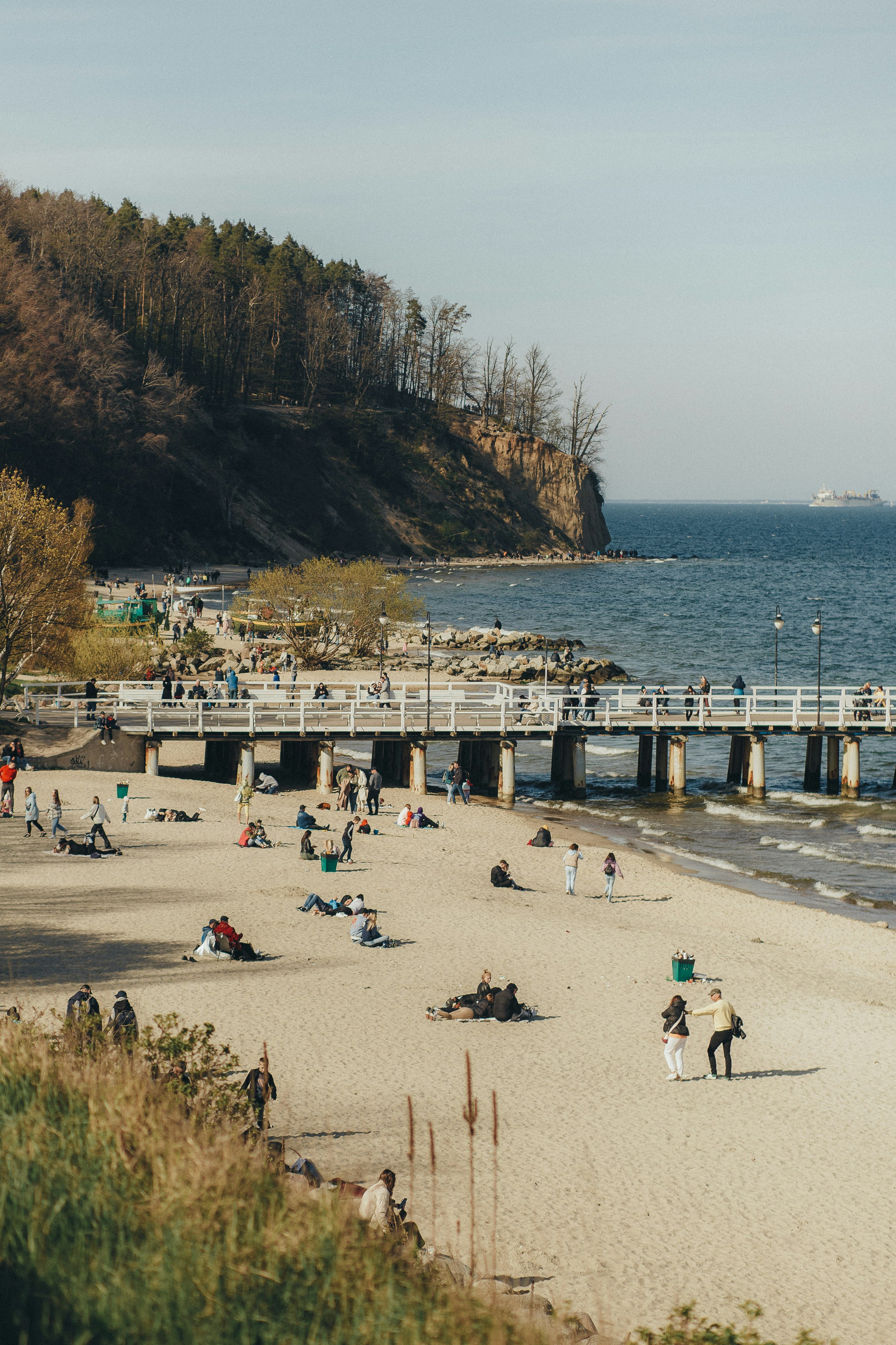 Eine Gruppe von Menschen, die auf einem Sandstrand sitzen
