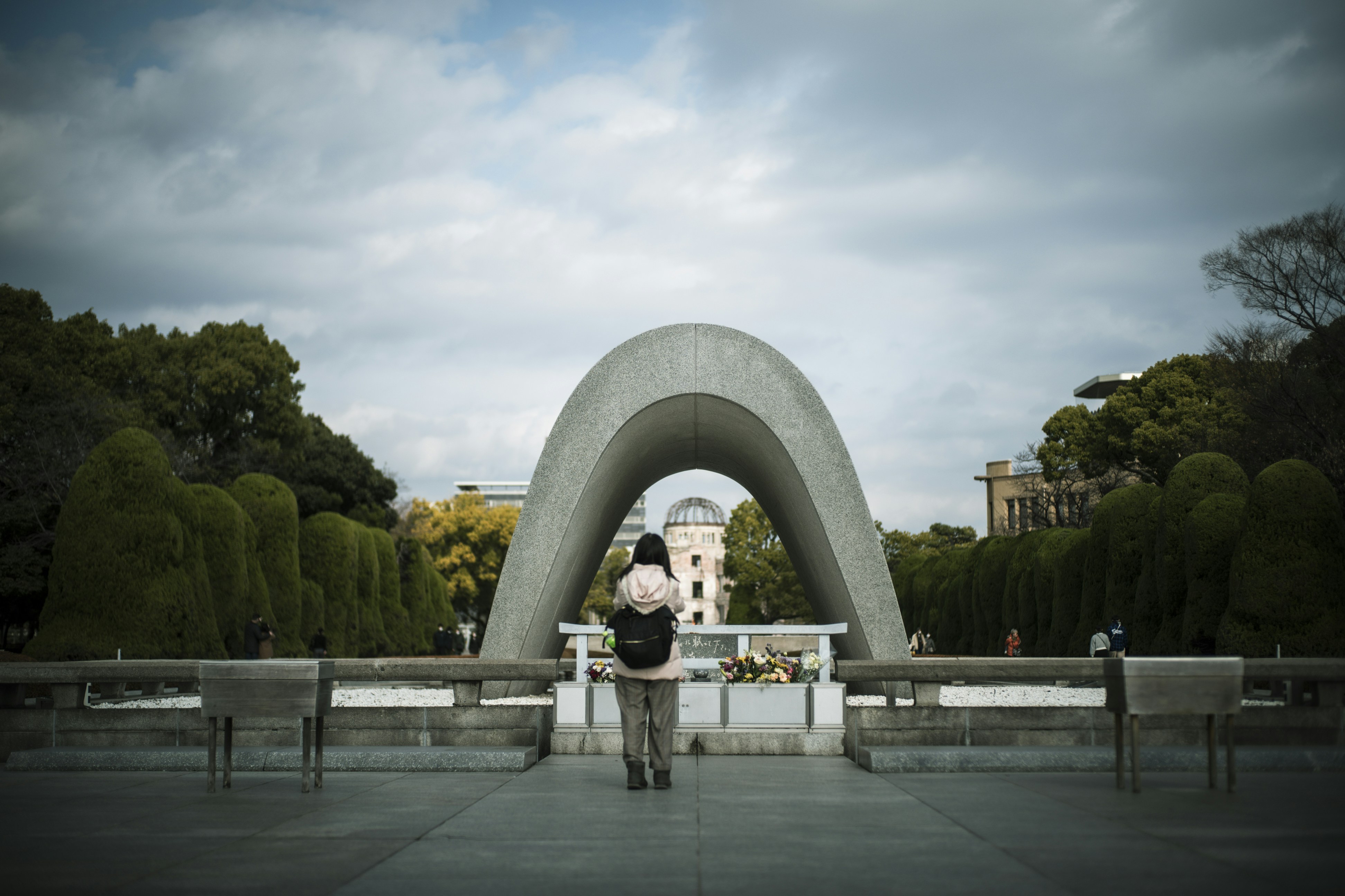 Un hombre y una mujer parados frente a un monumento