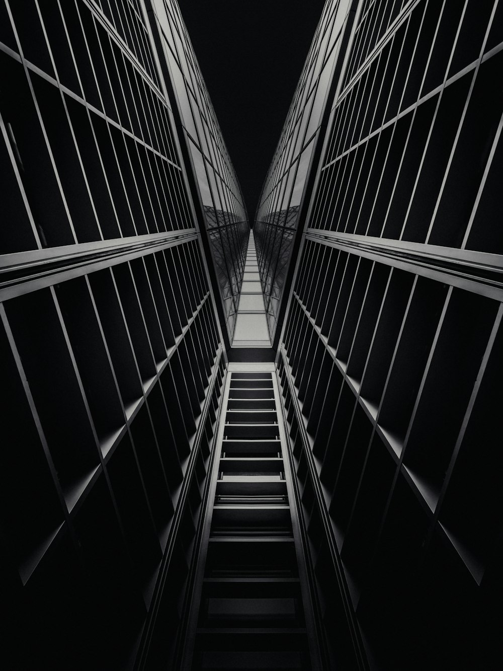 une photo en noir et blanc d’un escalier