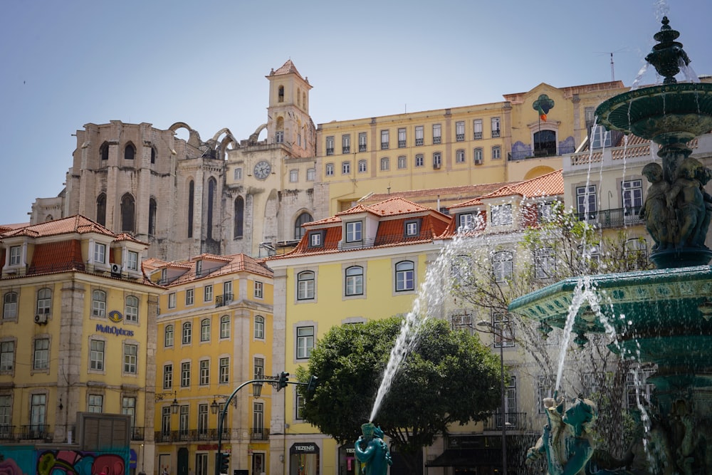 Una fuente frente a una hilera de edificios