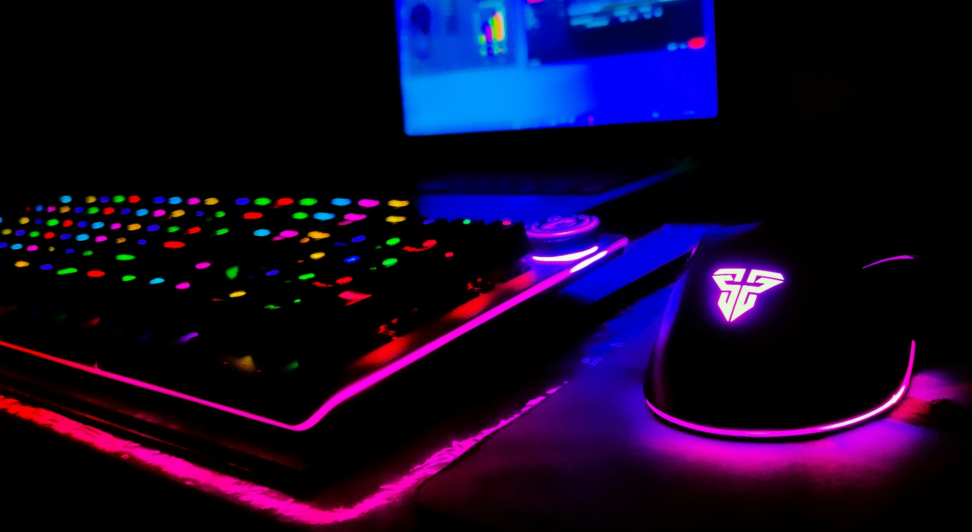 gray computer monitor