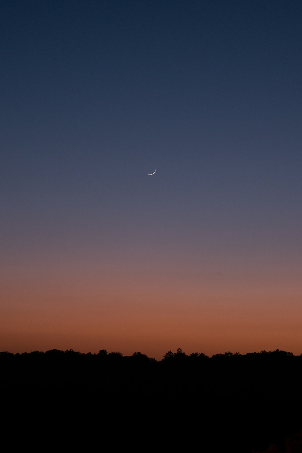 the moon is setting over the horizon of the horizon