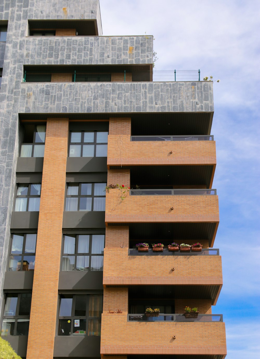 Un edificio alto de ladrillo con balcones en los balcones