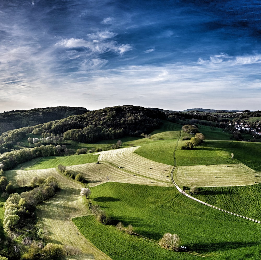 Une vue aérienne d’une campagne verdoyante