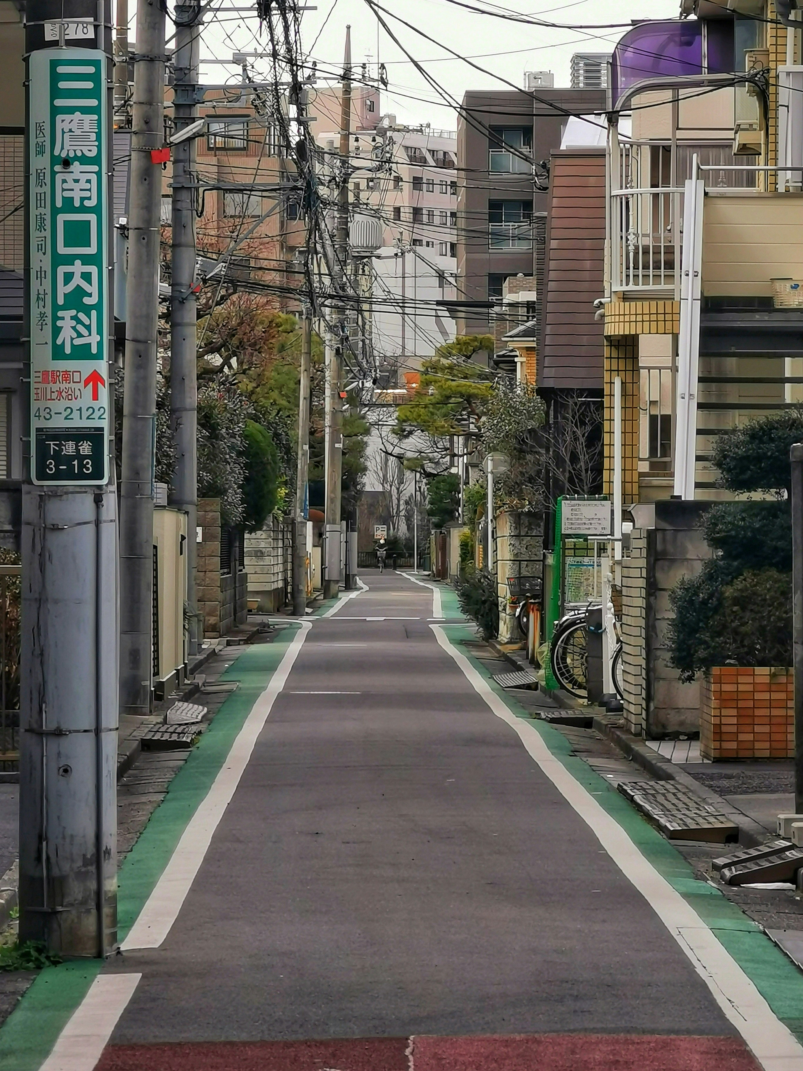 una calle vacía con un letrero en el costado