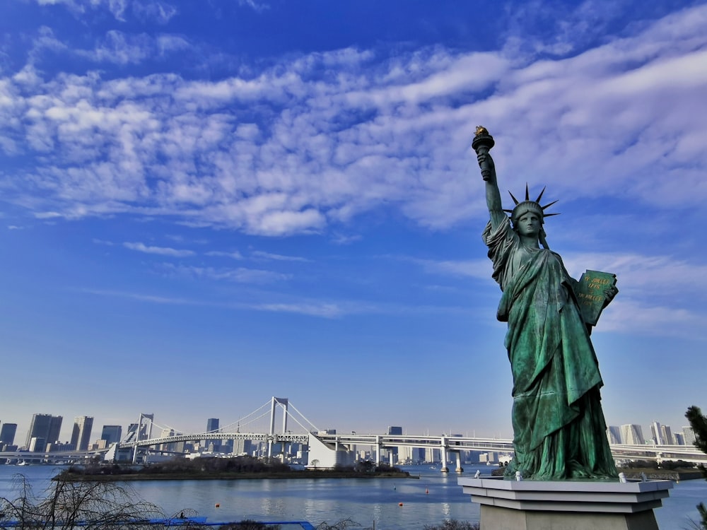 La Estatua de la Libertad se encuentra frente al horizonte de la ciudad