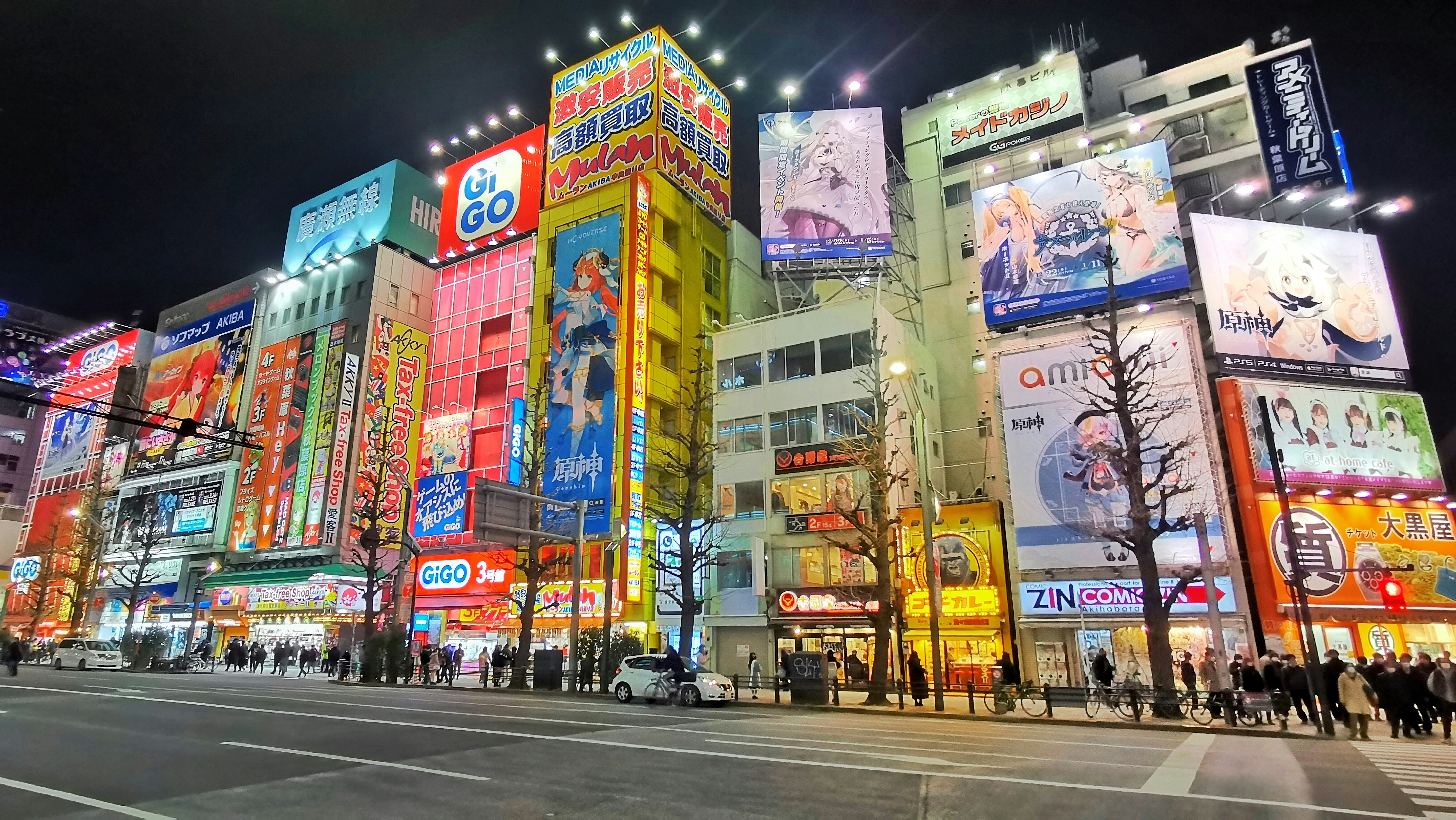 Foreign travelers in Japan using travel guide app