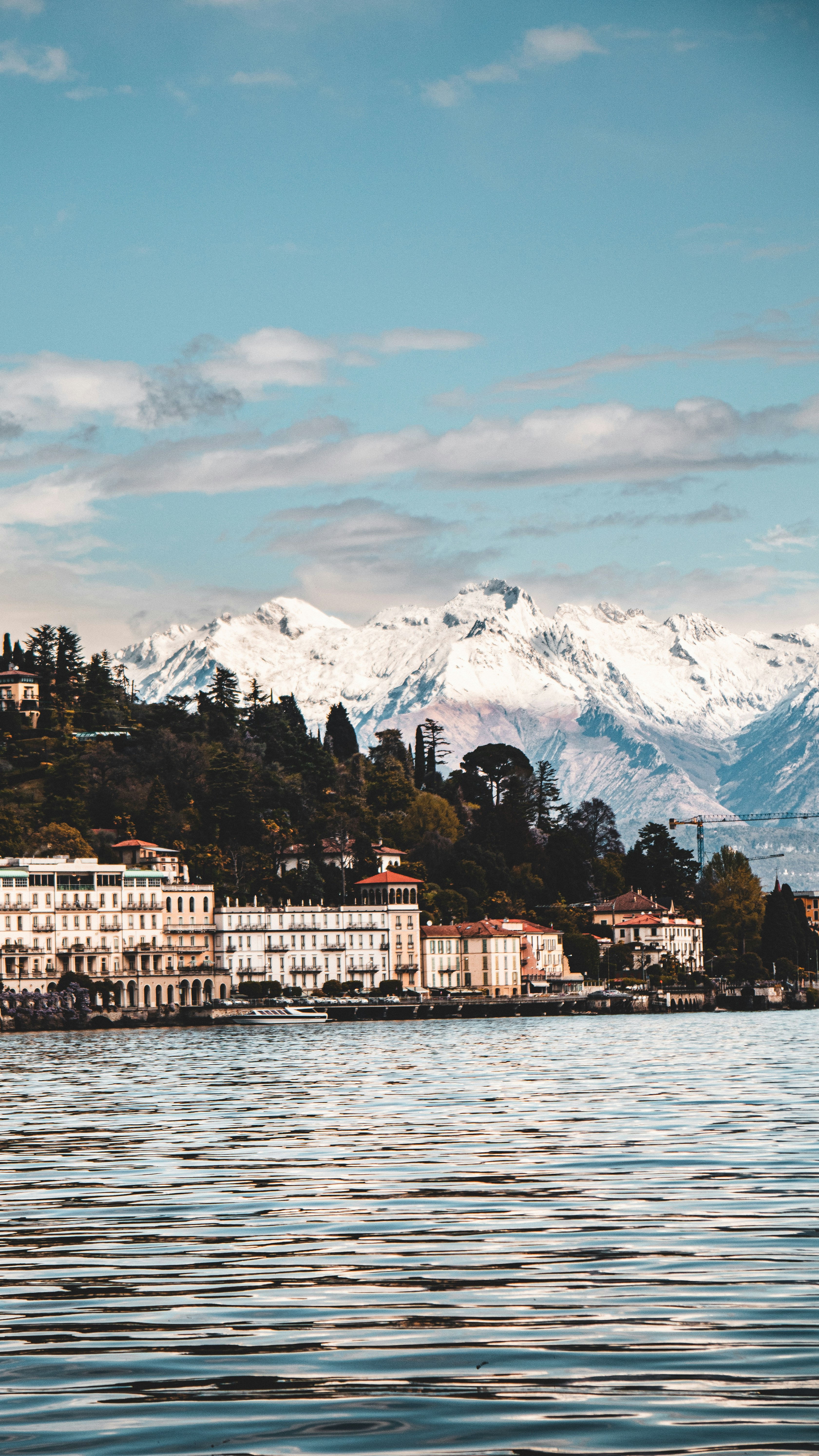 Una vista panorámica de una ciudad con montañas al fondo foto – Imagen de  Fondo de pantalla gratuita en Unsplash, image size:3000x5332