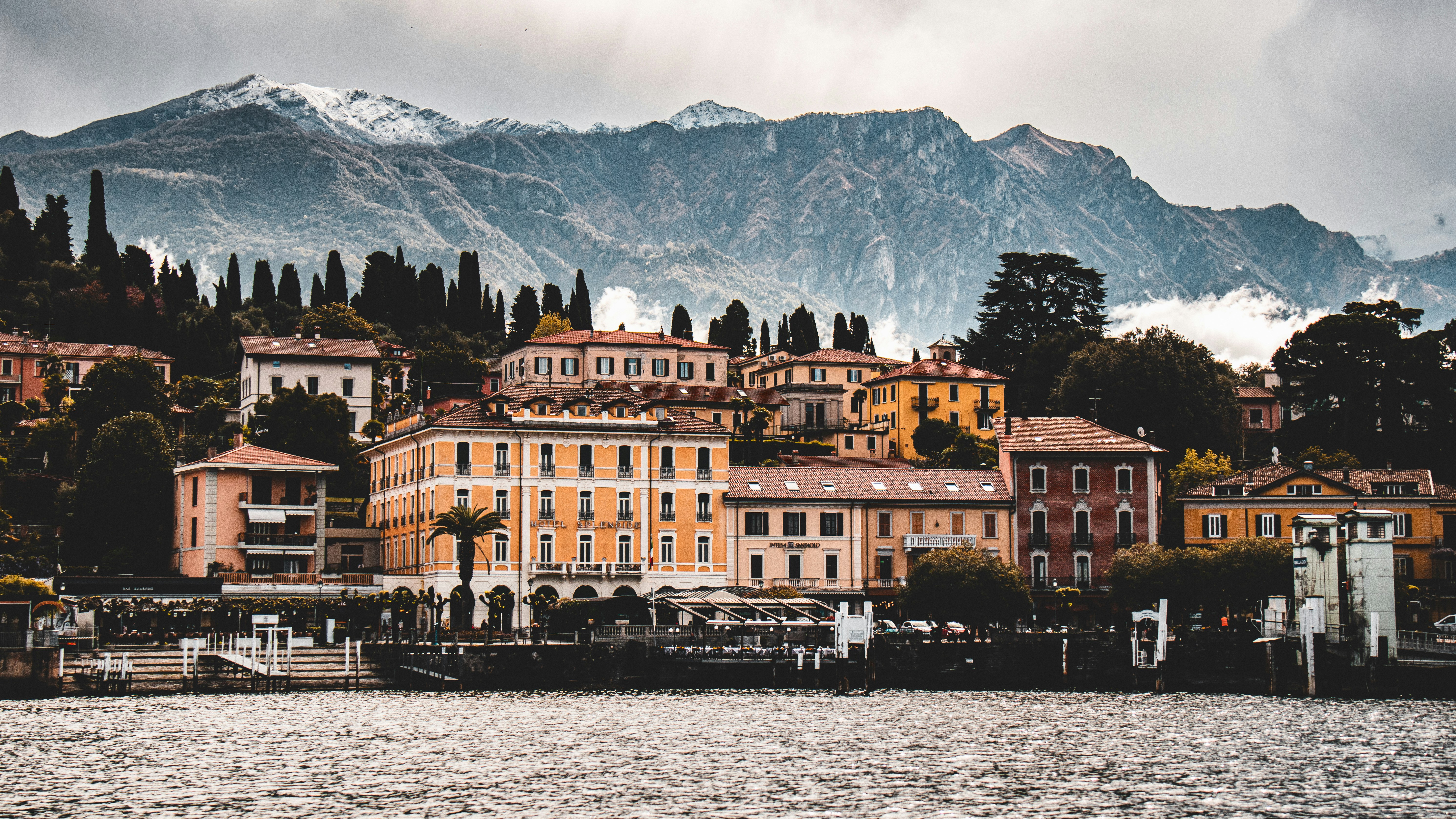 Una vista panorámica de una ciudad con montañas al fondo foto – Imagen de  Fondo de pantalla gratuita en Unsplash, image size:3000x1688