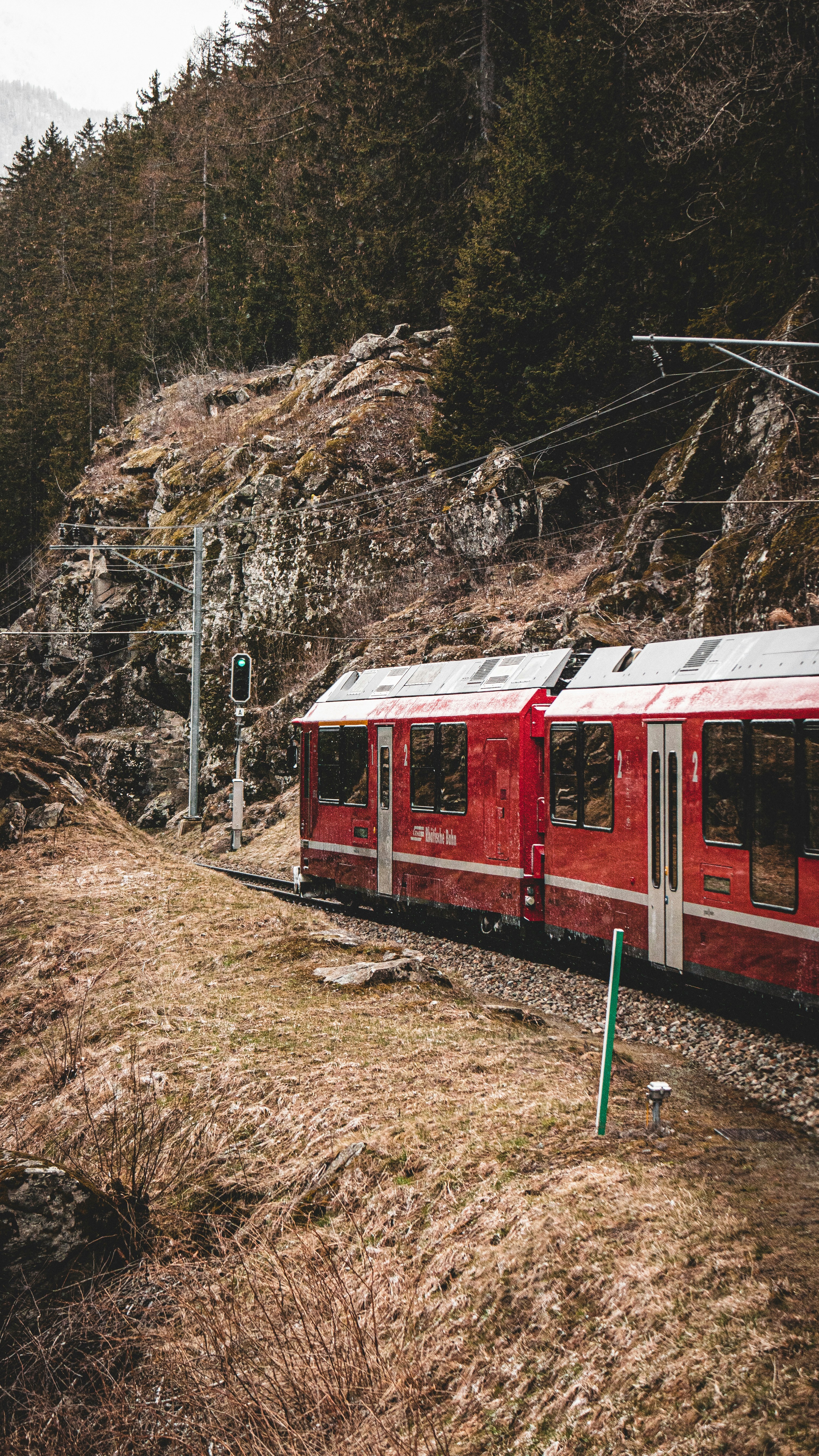 Un tren rojo y blanco que viaja por las vías del tren foto – Imagen de Fondo  de pantalla gratuita en Unsplash, image size:3000x5332