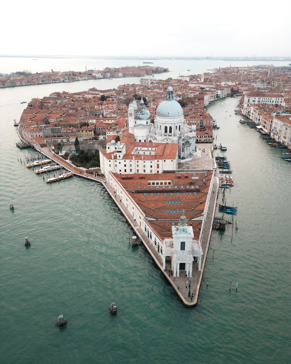 una veduta aerea di una città e di uno specchio d'acqua