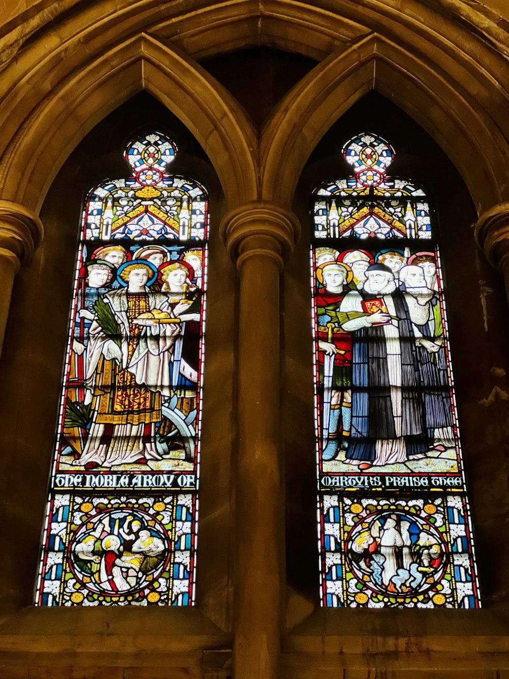 Zwei große Buntglasfenster in einer Kirche