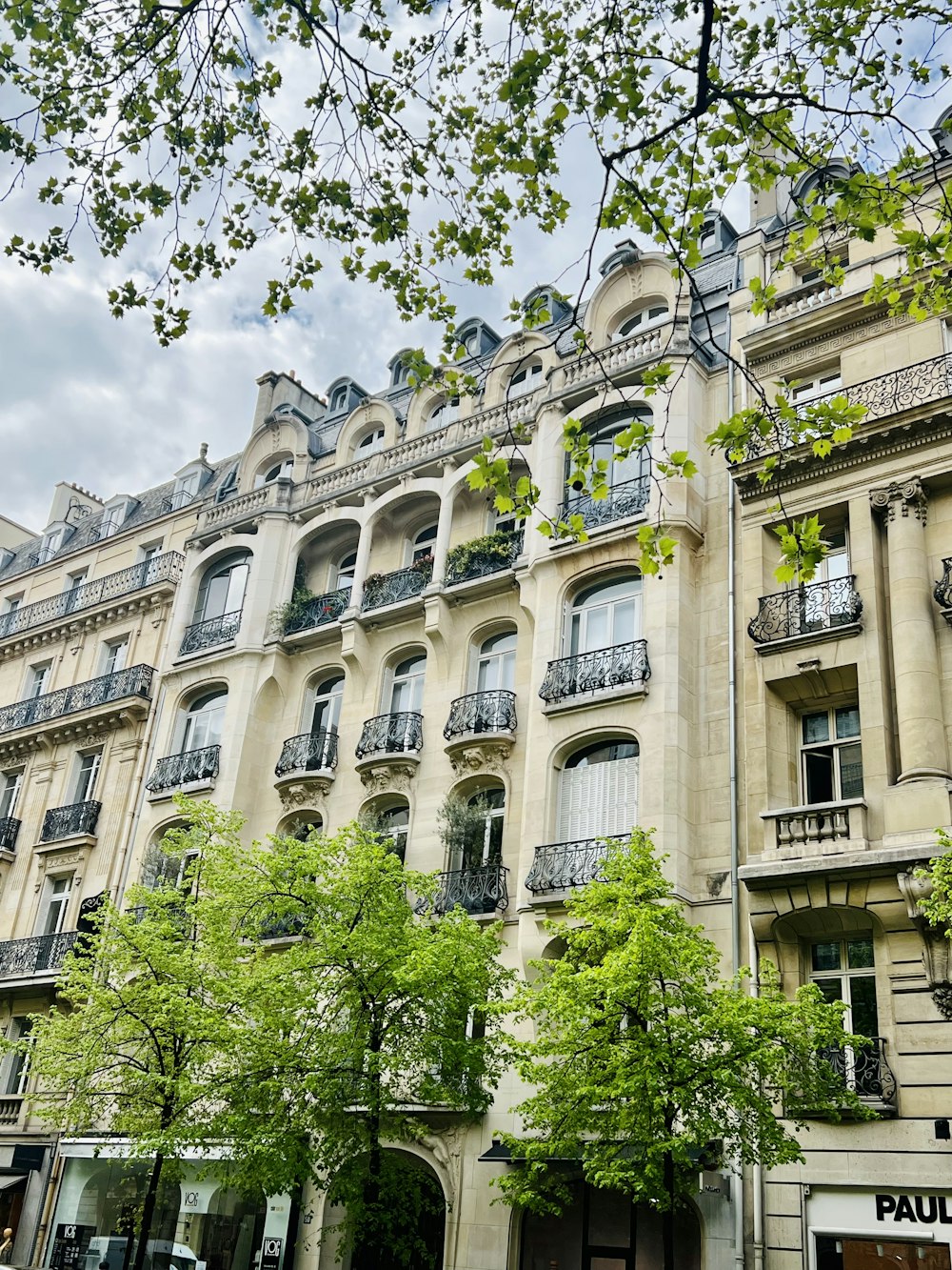 a building with many balconies and balconies on it