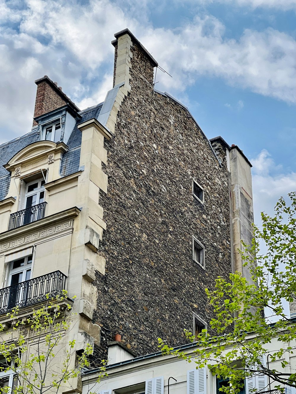 un grand bâtiment avec une horloge à l’avant