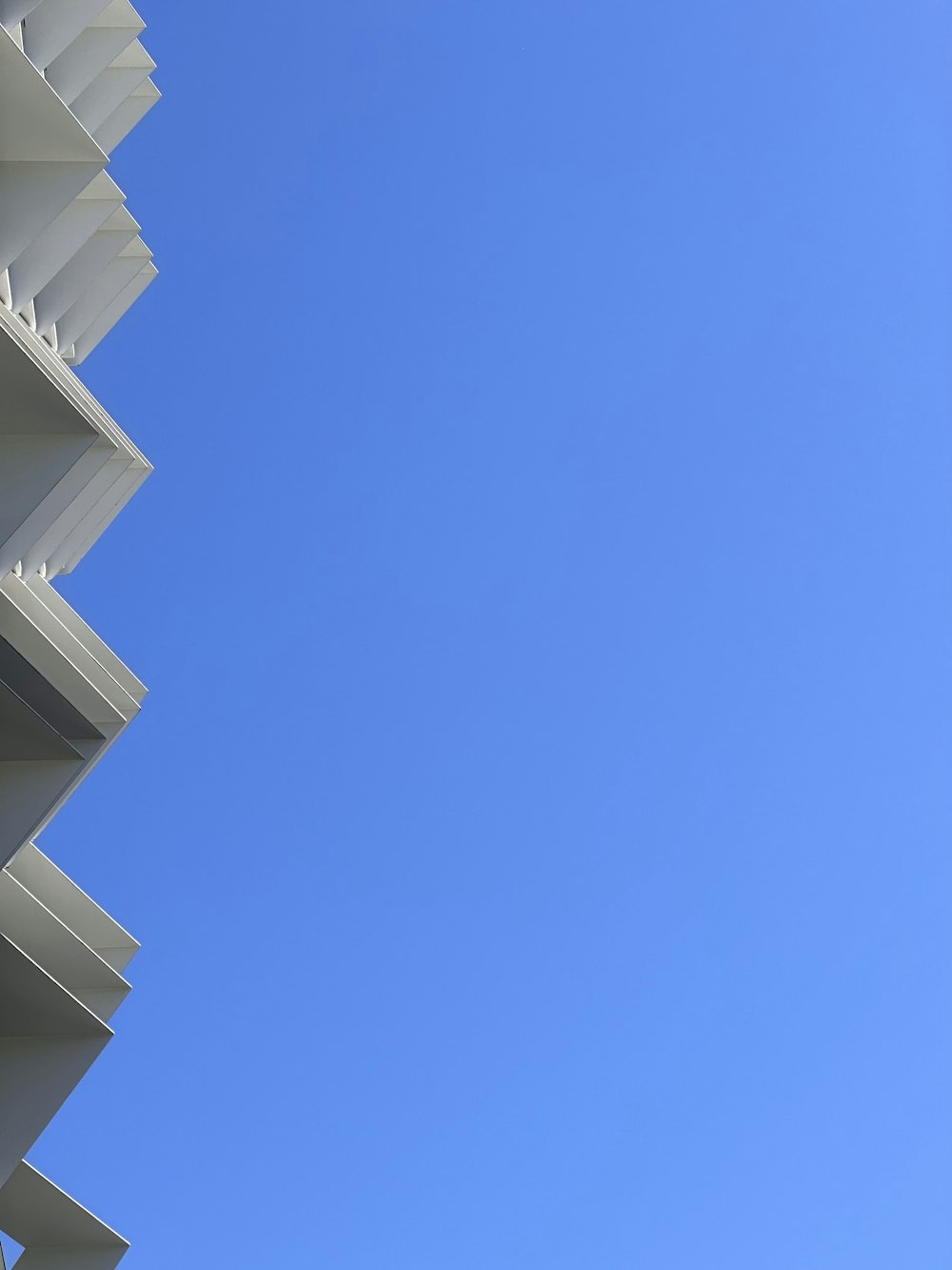 푸른 하늘을 배경으로 한 높은 흰색 건물