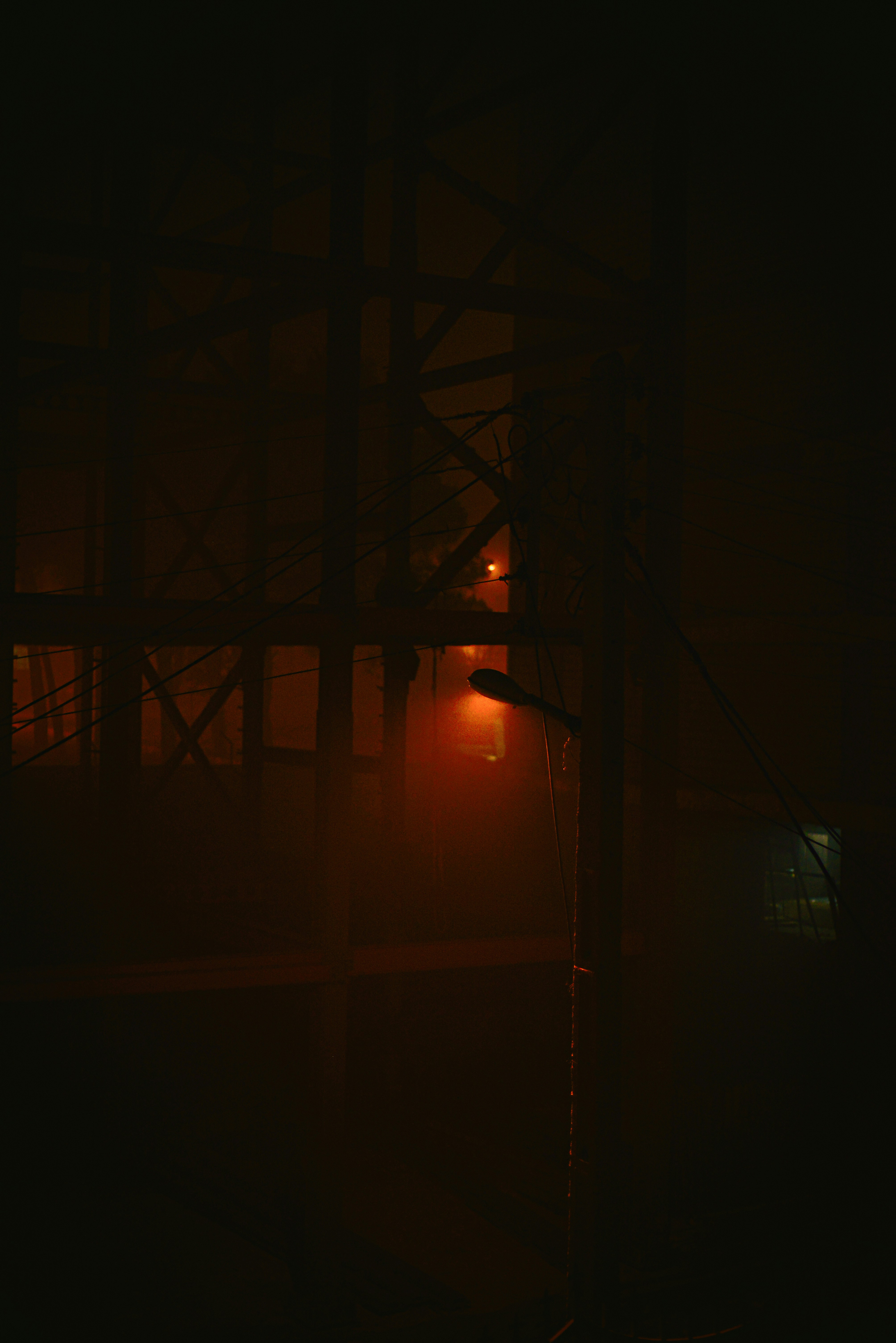 a street light in the dark on a foggy night