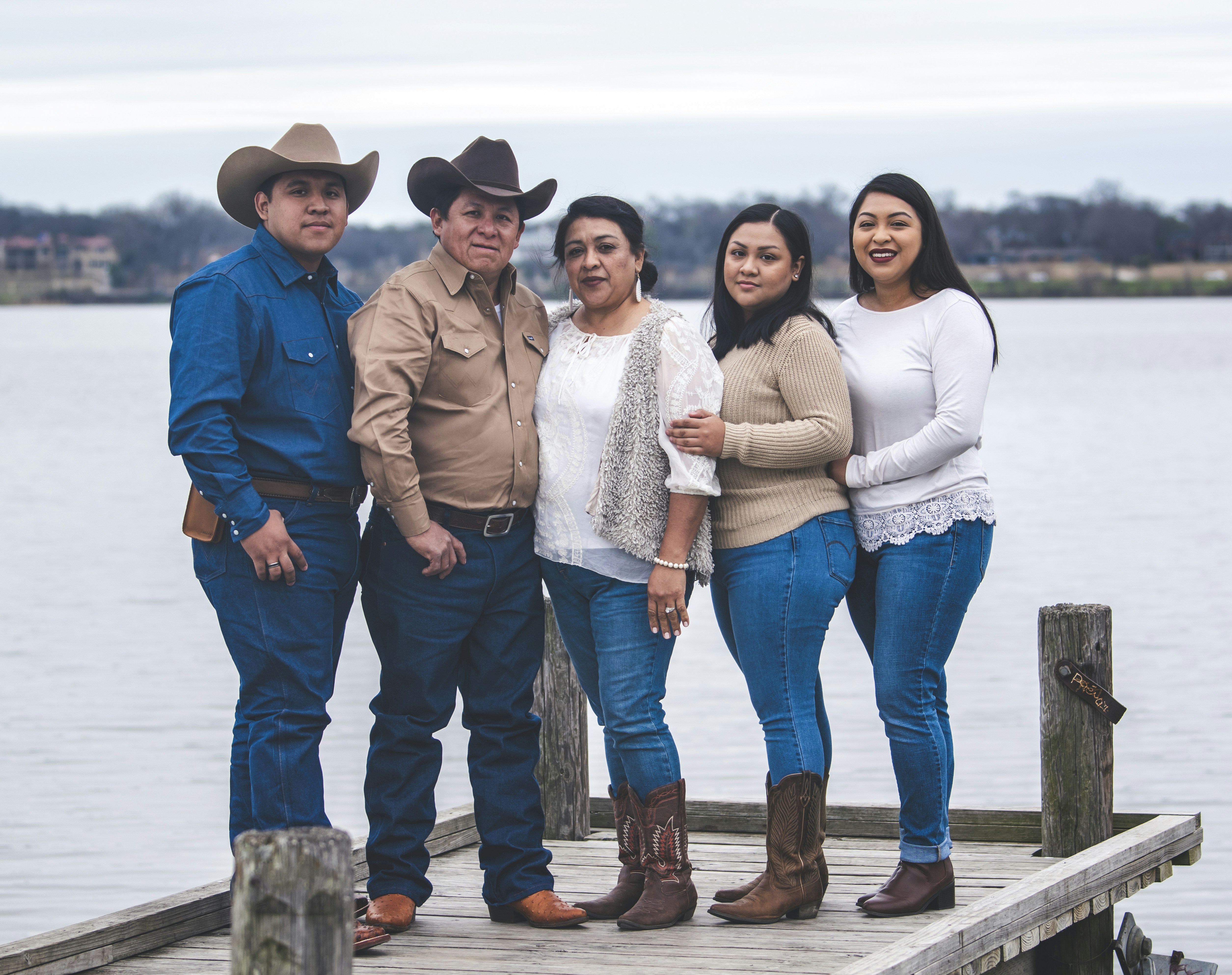 Un grupo de personas de pie en un muelle