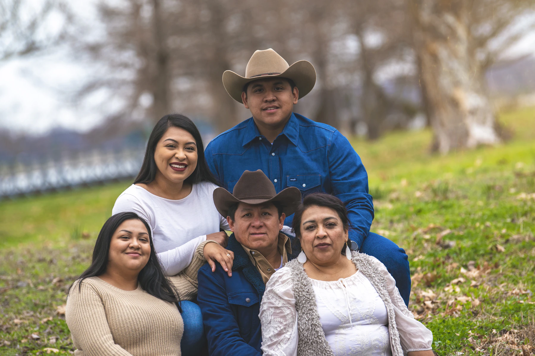 Familia sonriendo junta en un parque