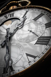 A clock and calendar showing the timeline and duration of a trajectory.