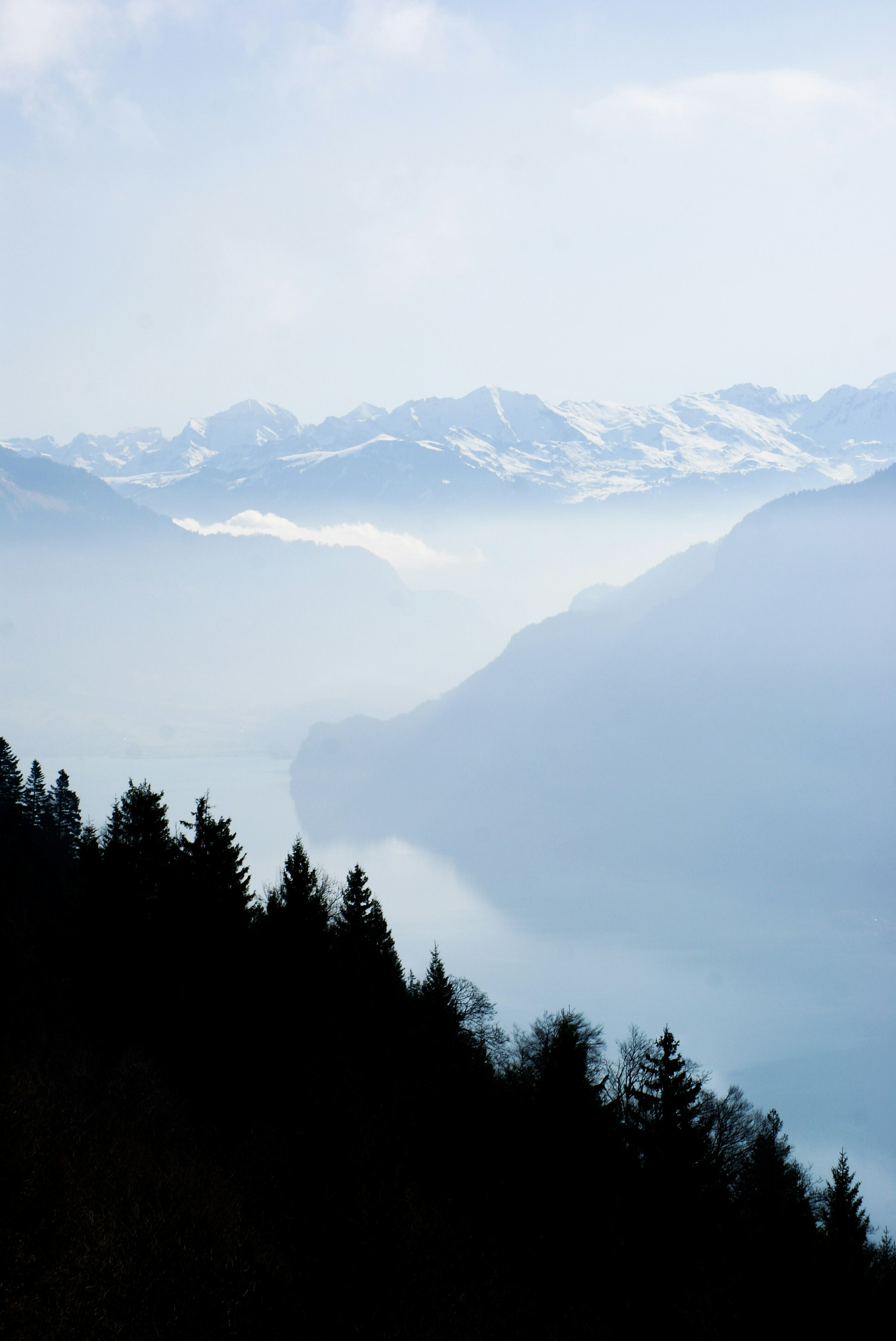 Blick auf eine Bergkette mit einem See im Vordergrund