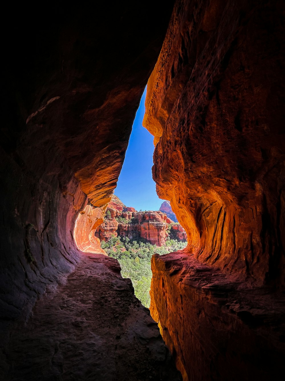 Una vista de un cañón desde el interior de una cueva
