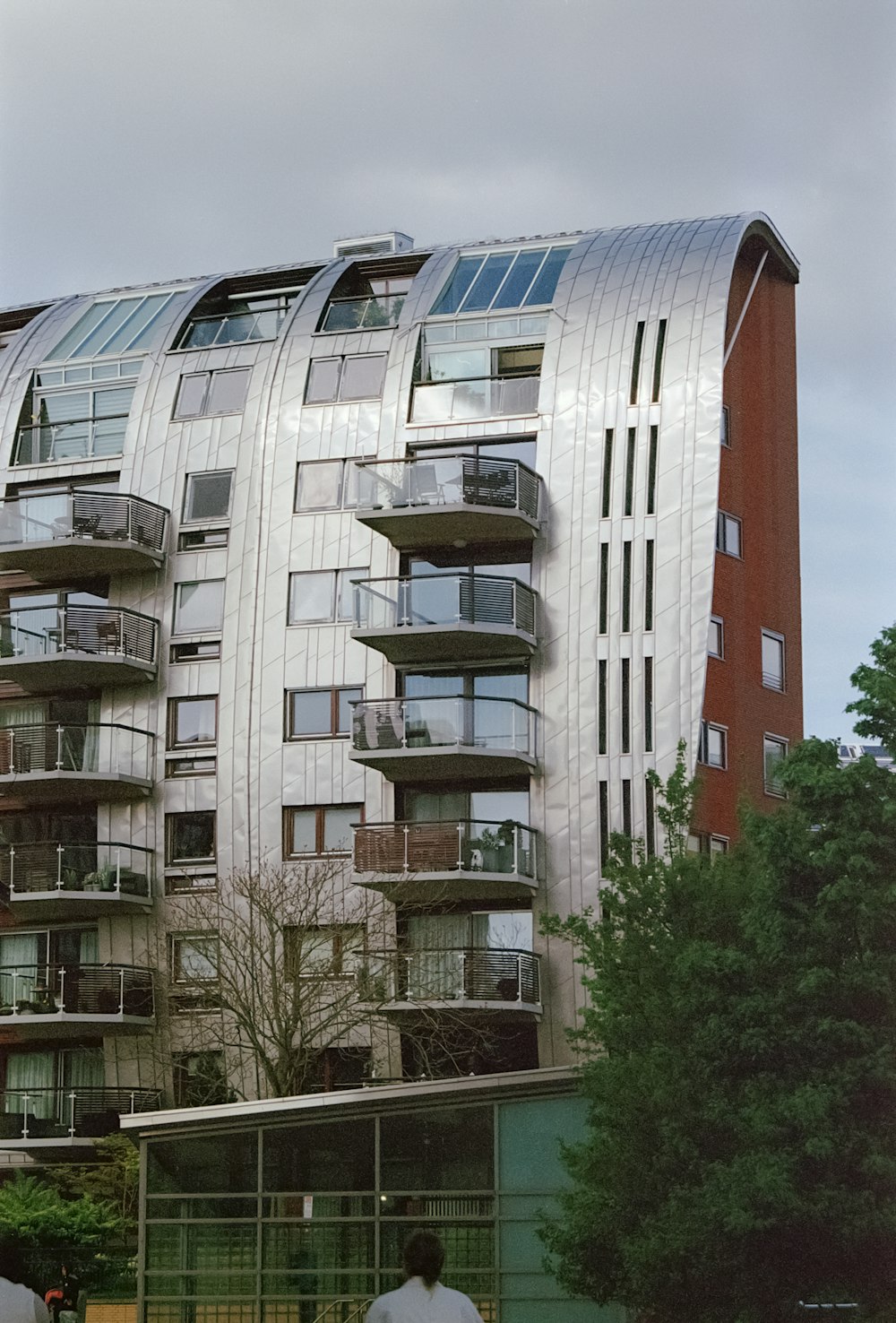 a tall building with many balconies and balconies on it