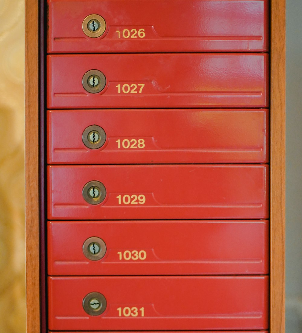 Un primo piano di un cassetto rosso con numeri su di esso
