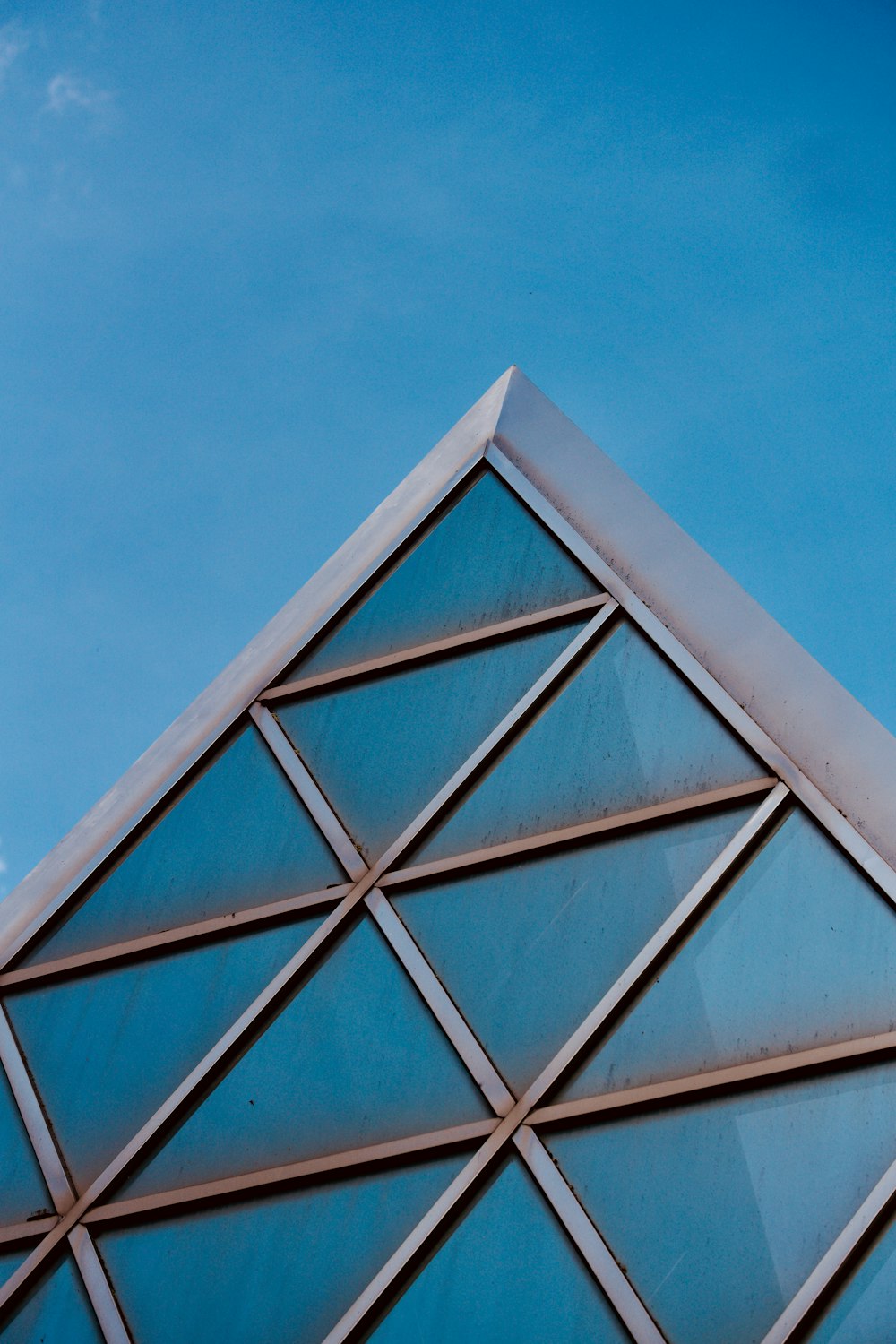 a plane flying in the sky over a building