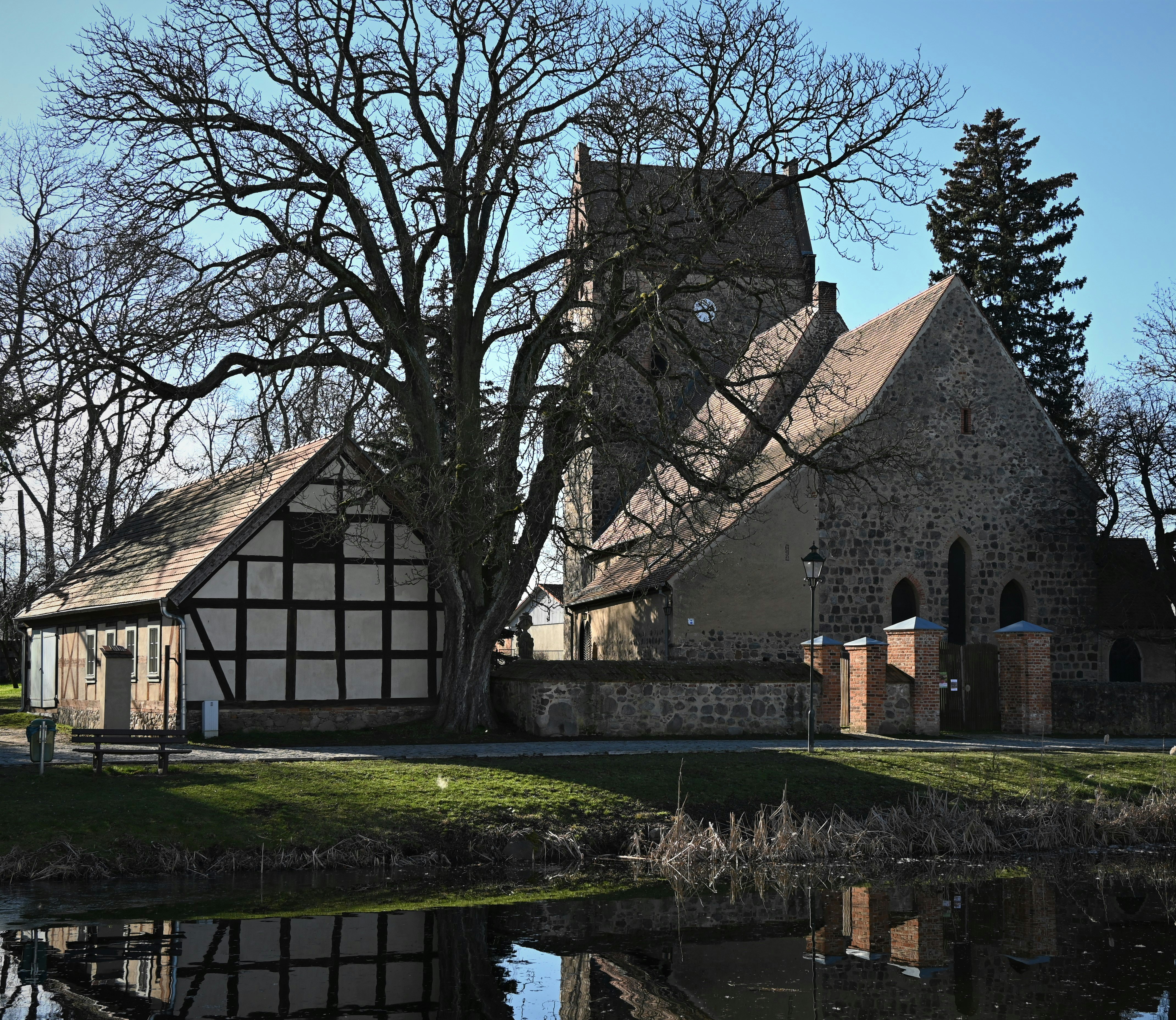 eine alte Kirche mit einem Teich davor