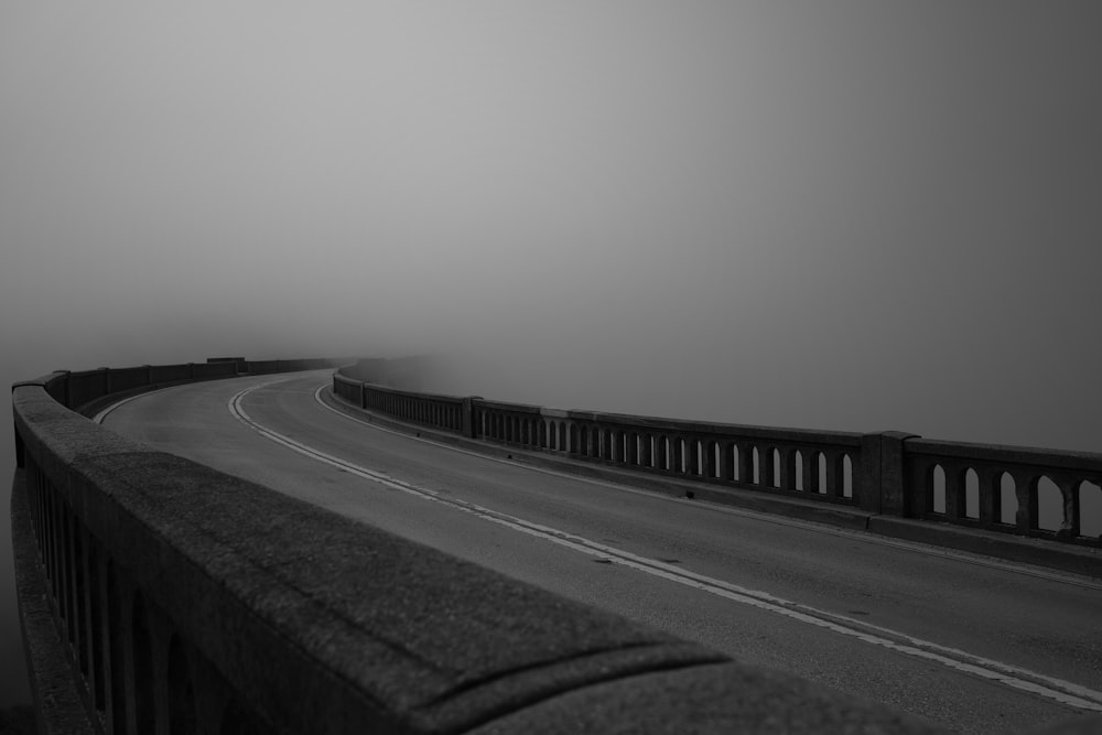 Una foto en blanco y negro de un camino con niebla