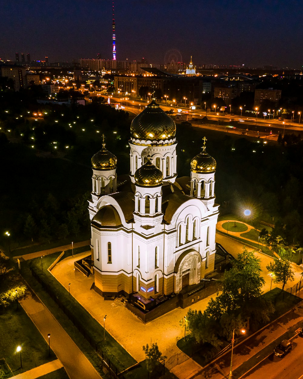 Una vista aerea di una chiesa di notte