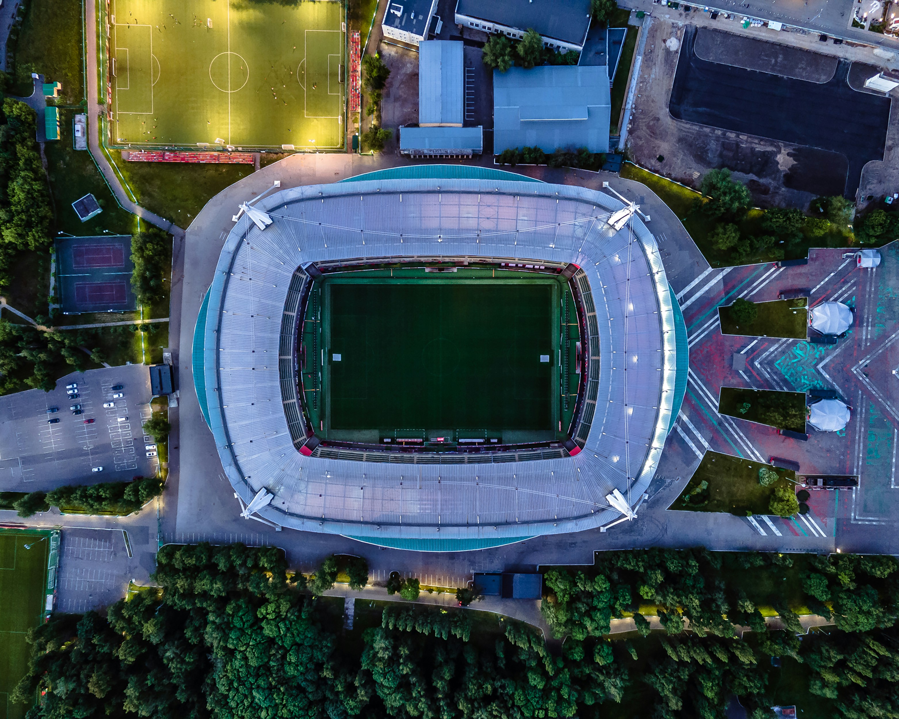 Vista nocturna de un estadio lleno durante un partido internacional