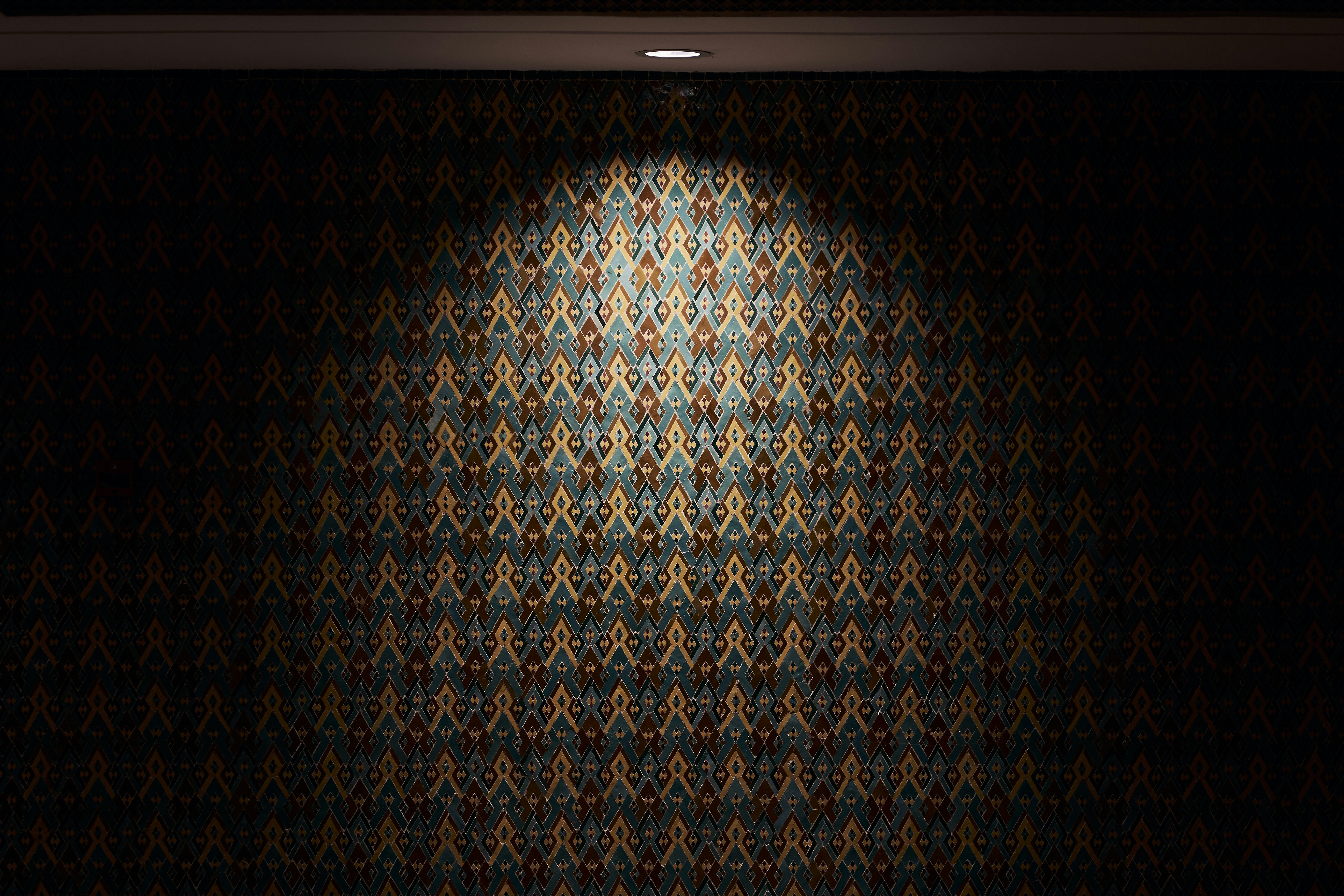 dark moody wallpaper, light airy wallpaper, cinematic light wallpaper, soft natural light wallpaper, ilustrasi artikel Unveiling Your Vision: Dark & Moody vs. Light & Airy Photography Styles 3