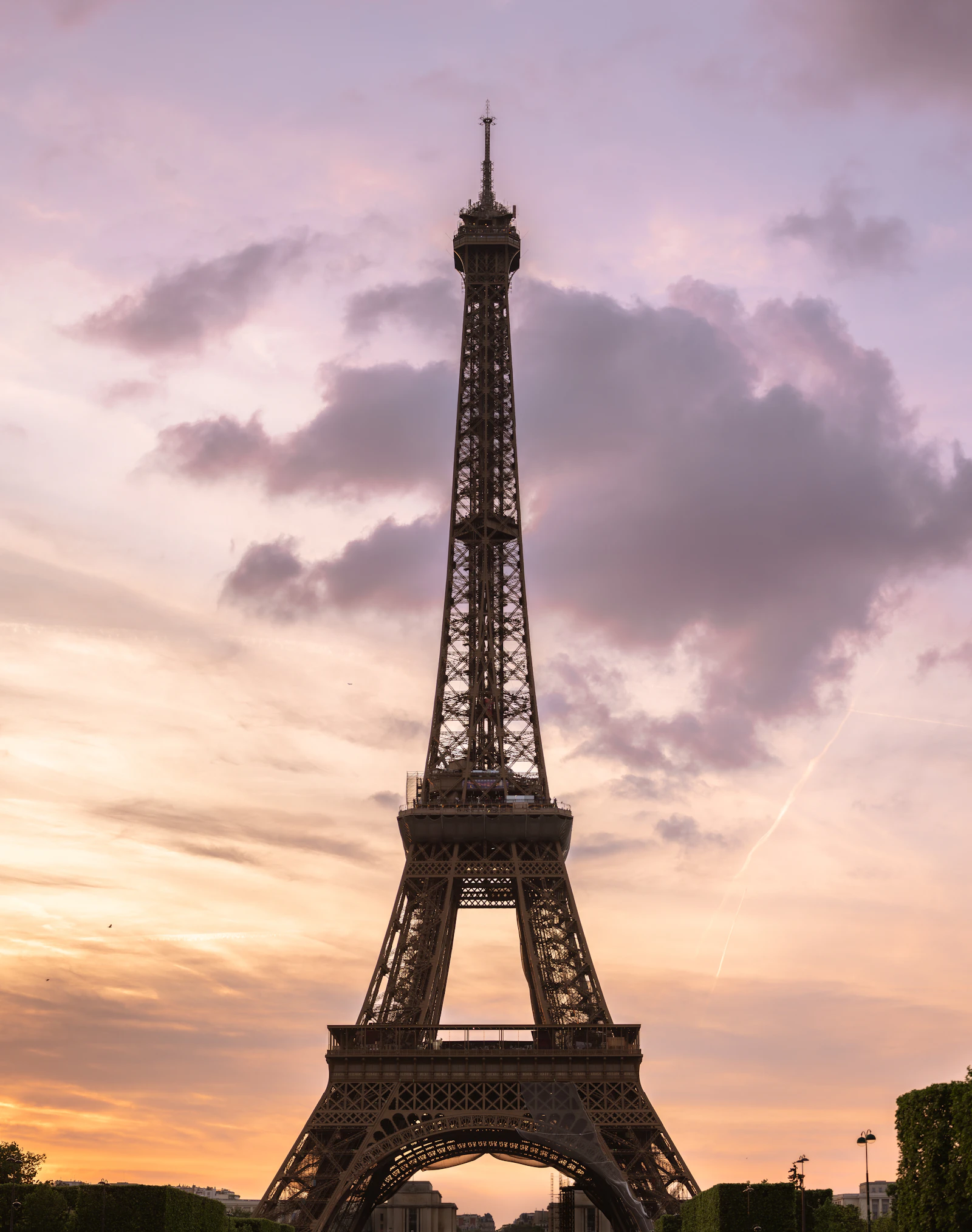Eiffel Tower at Sunset in Paris – sightseeing experience
