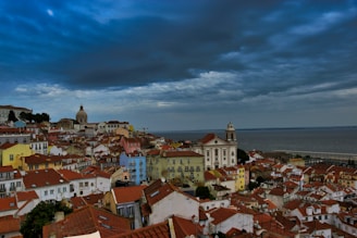 A serene coastal view of Qingdao’s iconic red-roofed buildings against a bright blue sky.