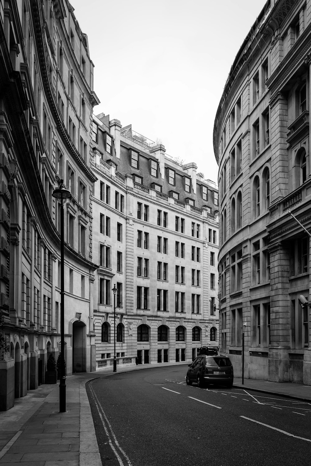 a black and white photo of a city street