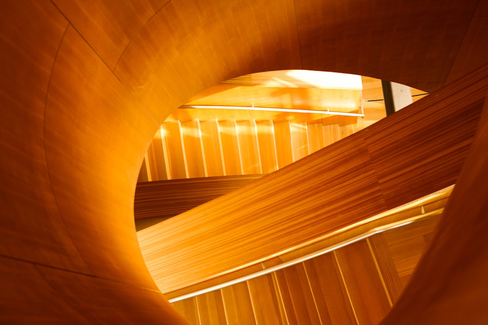 Un primer plano de una estructura de madera con un reloj