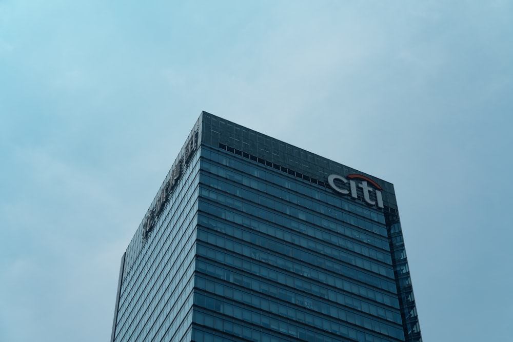 Un edificio alto con un logo Citi su di esso