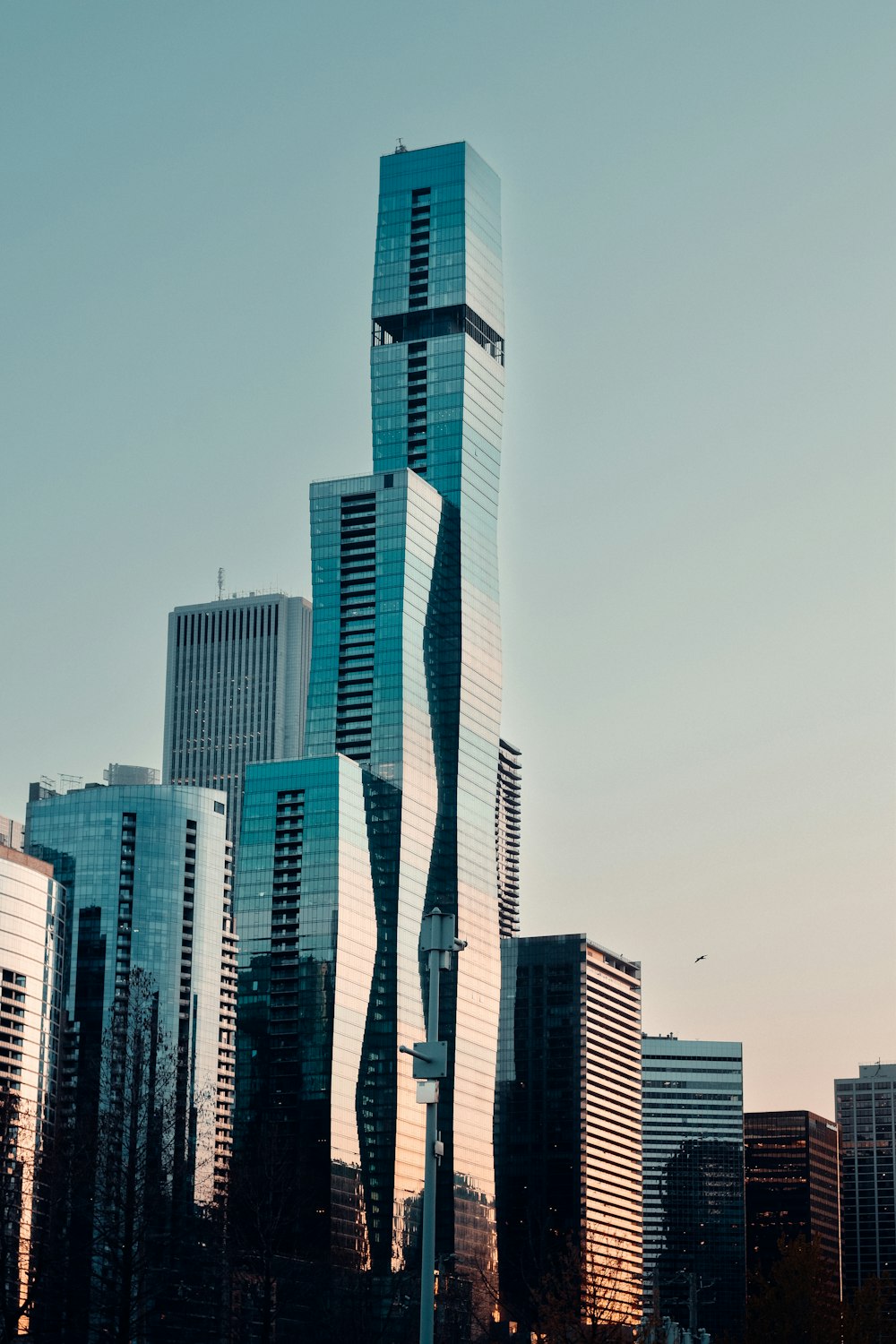 a very tall building in the middle of a city