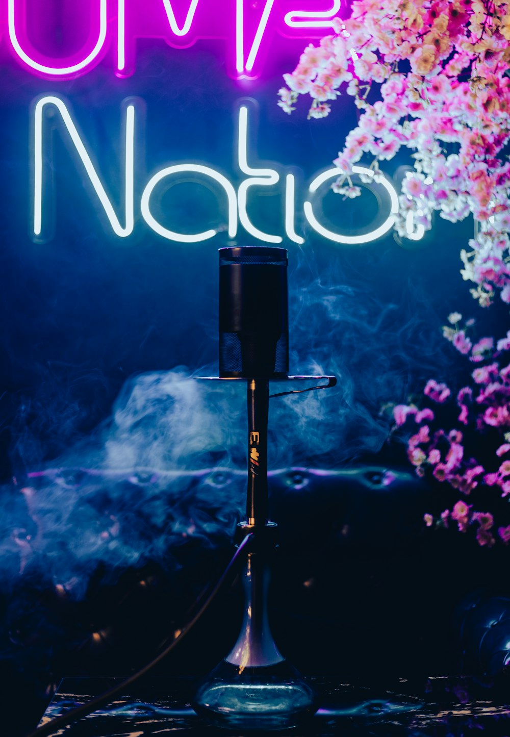Un letrero de neón que dice Live Nation junto a una chimenea