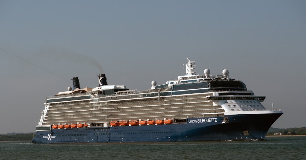 Ein großes Kreuzfahrtschiff im Wasser