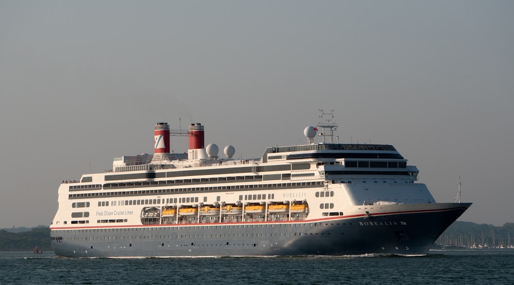 Ein großes Kreuzfahrtschiff, das auf dem Ozean segelt