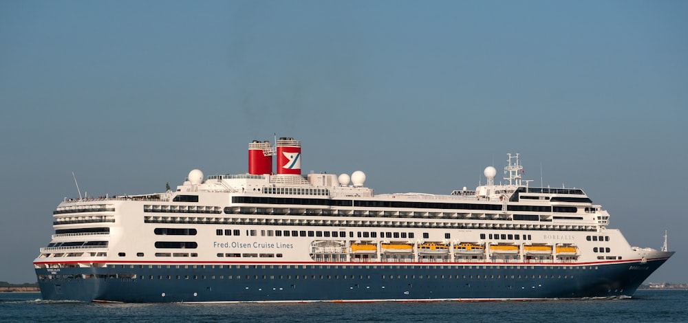 Ein großes Kreuzfahrtschiff, das auf dem Ozean segelt