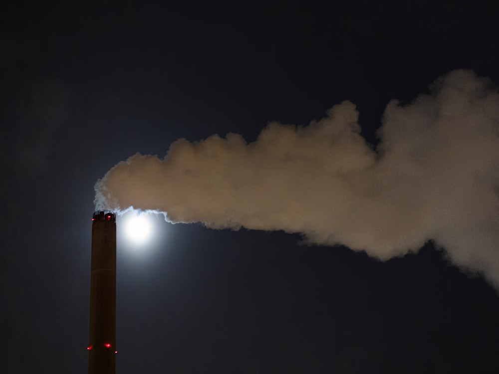 Une cheminée émet d’une cheminée la nuit