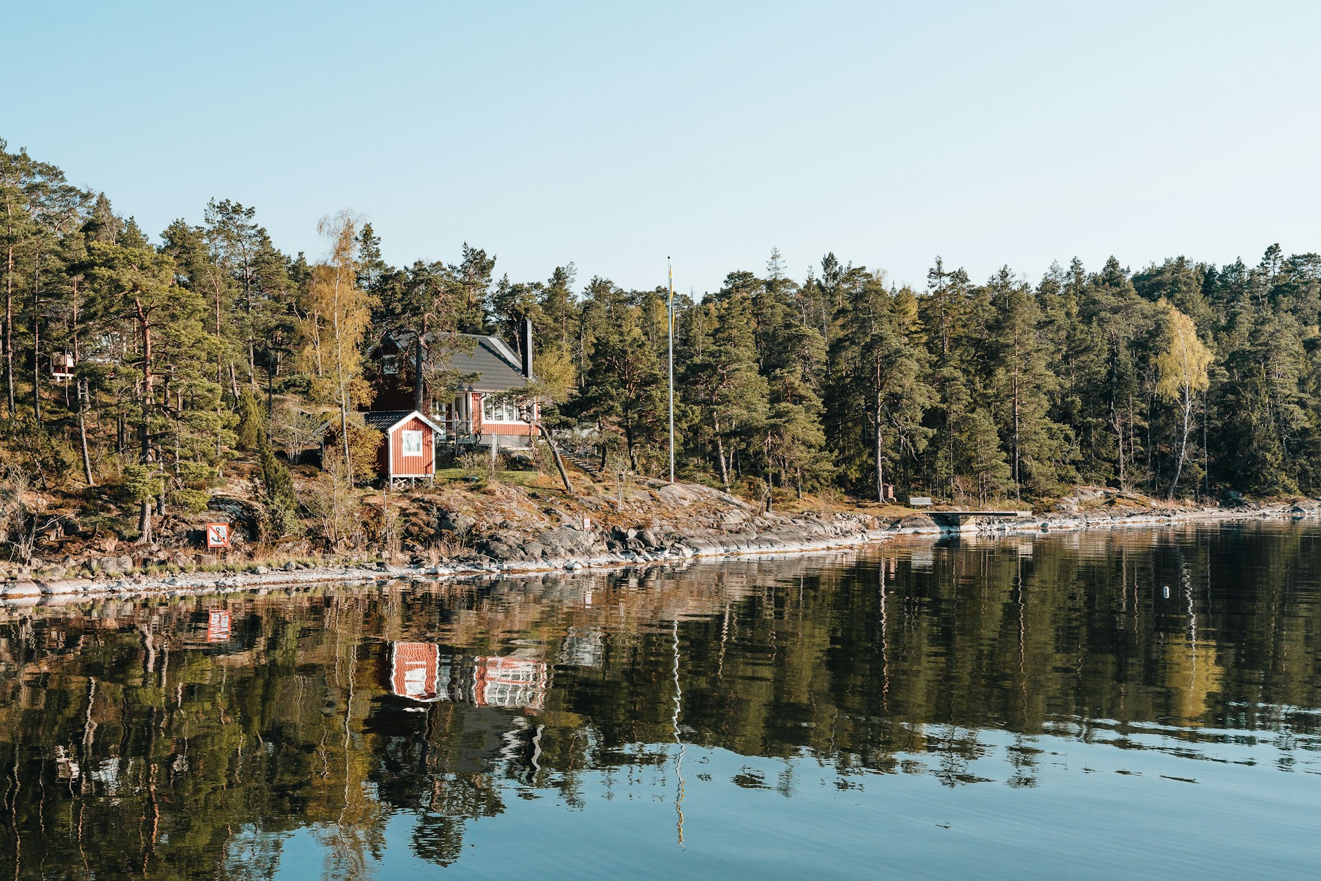 gray computer monitor