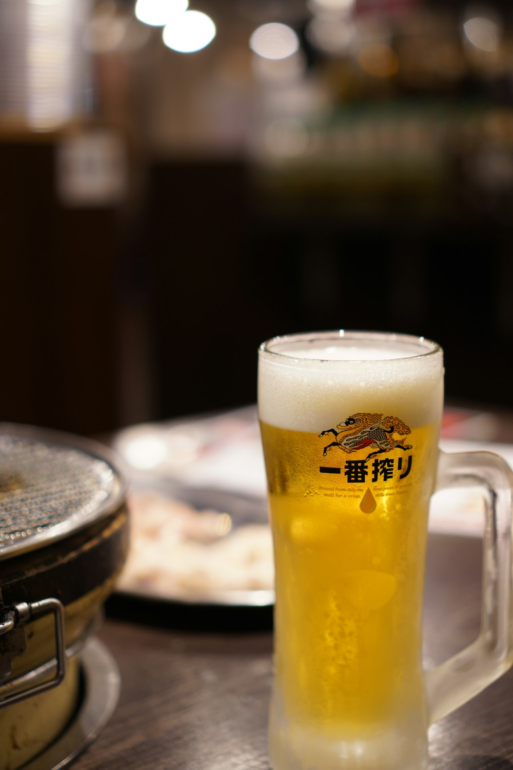 un verre de bière assis sur une table en bois