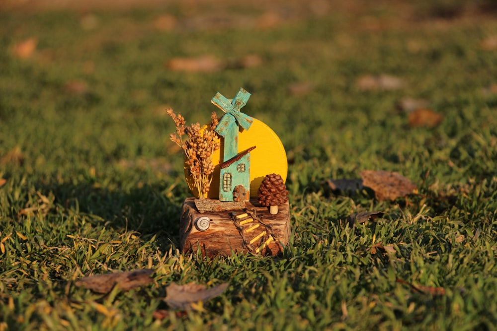 a small wooden decoration in the grass