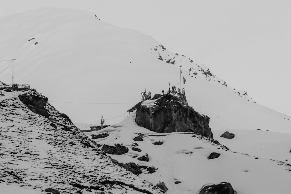 uma foto em preto e branco de uma montanha nevada